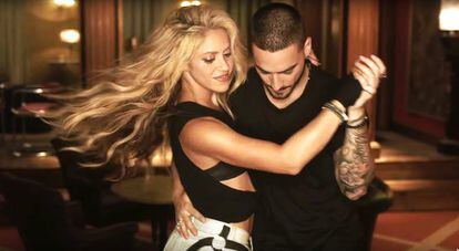 Los cantantes Shakira y Maluma, en el videoclip de 'Chantaje'.