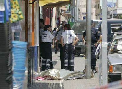 Cuerpo de la mujer asesinada ayer por su marido en una calle de Melilla cercana al Mercado Central.