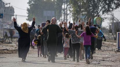 Un grupo de civiles, manos en alto, huye hacia el sur de la franja de Gaza el pasado 5 de noviembre.