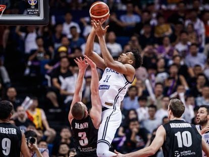 Antetokounmpo ataca el aro neozelandés.