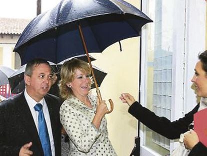 Jes&uacute;s Ampuero con Esperanza Aguirre en 2008.