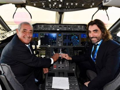 Juan José Hidalgo y su hijo Javier, en 2018, en la presentación del avión Dreamliner.