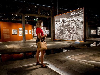 La exposición Amazonia, que reúne 200 fotografías de Sebastião Salgado, este lunes en el centro cultural Sesc Pompeia, en São Paulo.