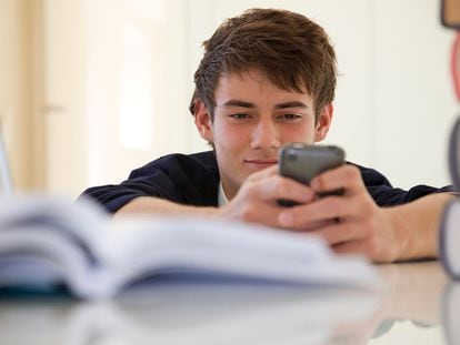 Un adolescente utilizando su 'smartphone'.
