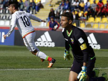 Claudio Zamudio celebra tras anotar un gol ante Ecuador. 