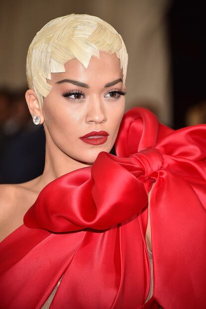 Rita Ora optó por esta curiosa peluca rubia.