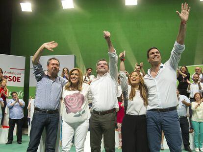 El diputado socialista Antonio Guti&eacute;rrez Limones, en el centro, en 2015.
