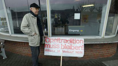 Un hombre protesta contra la venta de Opel en Ruesselsheim (Alemania).