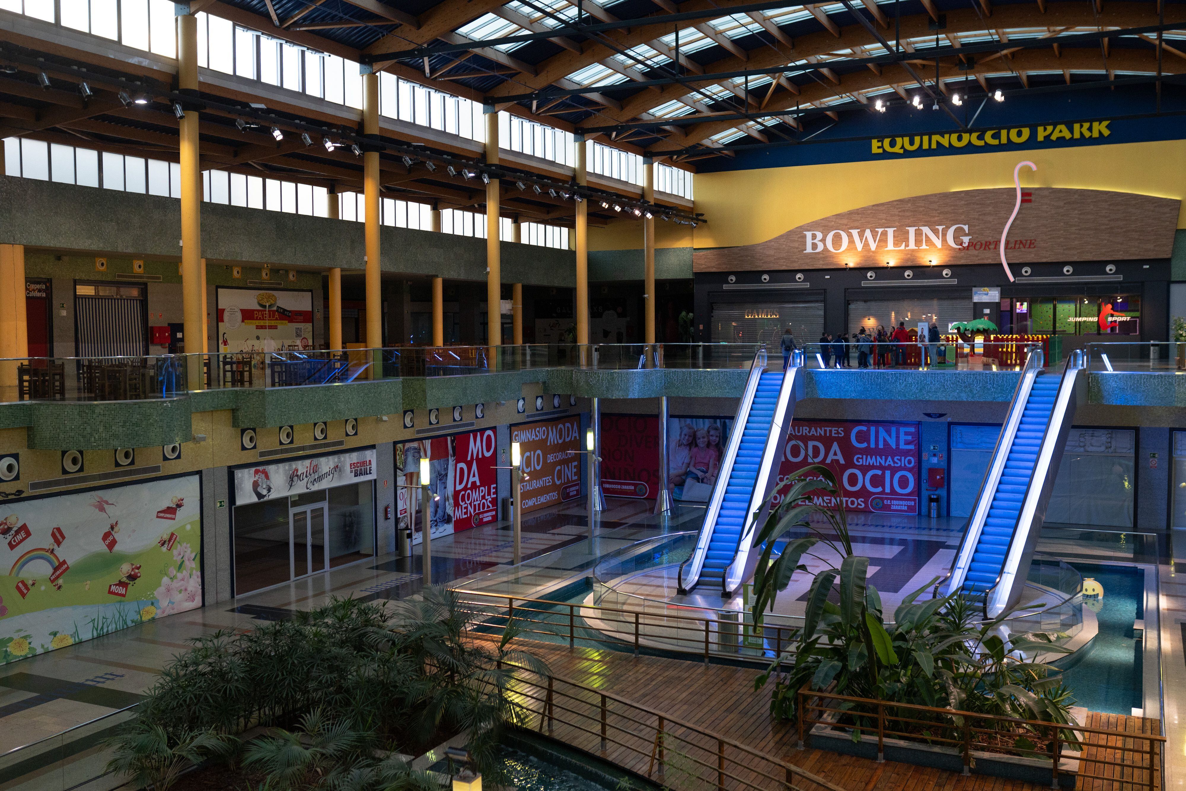 La Bolera del centro comercial Equinoccio en Valladolid es el único negocio que no ha bajado la persiana.
