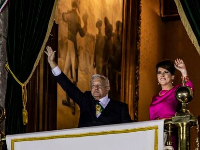 Andrés Manuel López Obrador y su esposa, Beatriz Gutiérrez Müller, durante la celebración del Grito, en el Zócalo de Ciudad de México, el 15 de septiembre de 2022.