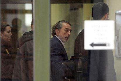 El presunto cabecilla de la trama Gürtel, Francisco Correa, sale ayer del Tribunal Superior de Justicia de Madrid.