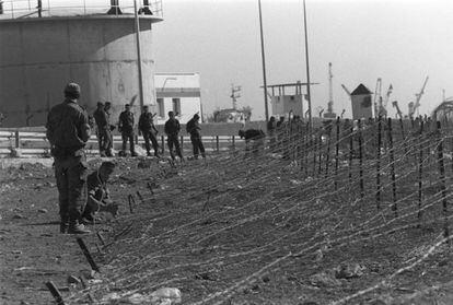 El Ejército coloca una alambrada en la frontera de Melilla con Marruecos para "impermeabilizarla" a finales de 1996.