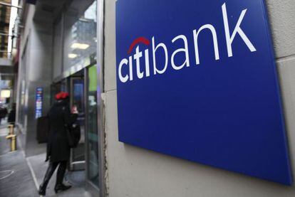 Una mujer entra en una oficina de Citi en Nueva York.