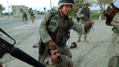 Un prisionero herido, durante los primeros días de la guerra de Irak, en 2003. 