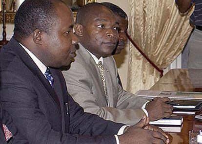 El viceministro de Exteriores de Guinea Ecuatorial, José Esono, a la izquierda durante una reunión ayer en Suráfrica.