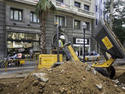 Obras en la avenida Diagonal a la altura de calle de Muntaner.