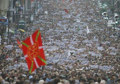 Asistentes a la manifestación convocada en Bilbao por los firmantes del Acuerdo de Gernika.