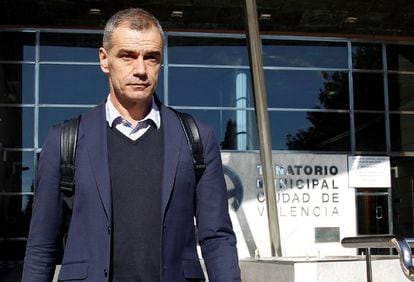 El actor y diputado en el Congreso, Toni Cantó, a la salida del tanatorio en Valencia, el 25 de octubre de 208.