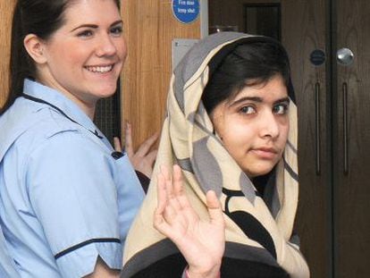 Una imagen de enero de Malala en el Queen Elizabeth Hospital de Birmingham.