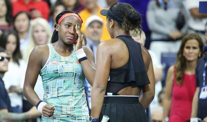 Osaka (d) consuela a Gauff tras el partido en Nueva York.