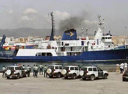 La Guardia Civil vigila el <i>Ocean Alert,</i> el pasado mayo, en Algeciras.