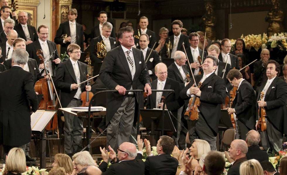 Christian Thielemann saluda al público en el ensayo general.