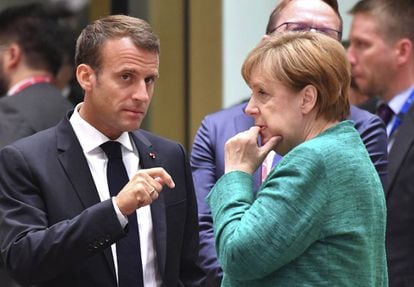 Emmanuel Macron y Angela Merkel en la cumbre europea en Bruselas, este viernes.