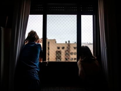 Dos niñas en su casa durante el confinamiento por la pandemia del coronavirus.