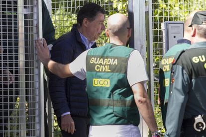 Ignacio González sale hacia la Audiencia Nacional de la comandancia de la Guardia Civil.