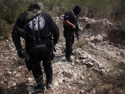 Agentes de policía investigan una fosa en San Fernando, en el Estado de Tamaulipas (México), en una imagen de archivo.