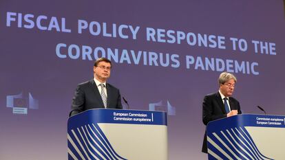El comisario de Economía, Paolo Gentiloni (derecha) junto a Valdis Dombromvskis, comisario de Comercio, este miércoles en Bruselas.