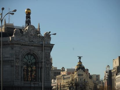 Fachada del Banco de España, en primer término, en Madrid.