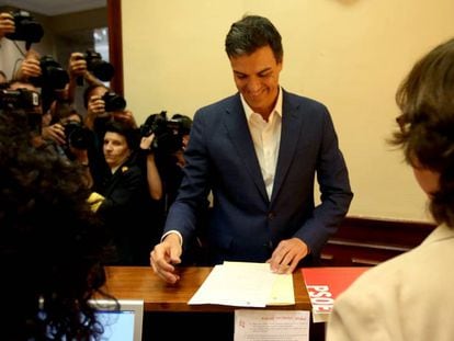 Pedro Sánchez entrega su acta de diputado este sábado en el Congreso.
