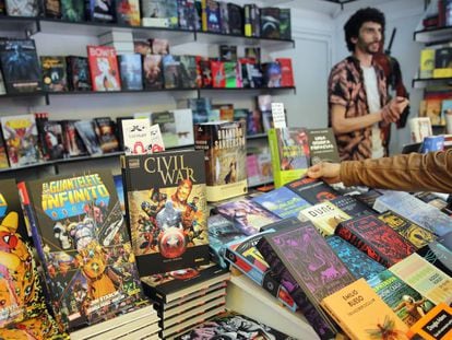 El puesto de una librería especializada en cómics en la Feria del Libro de Madrid, en 2019.