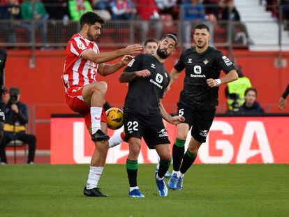Isco disputa un balón con Melero durante el partido entre el Almería y el Real Betis.