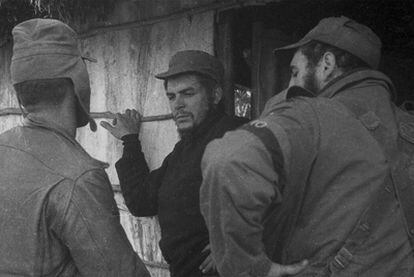 Ernesto &#39;Che&#39; Guevara, en el centro, habla con Fidel Castro (derecha) y otro combatiente  en Sierra Maestra, Cuba.