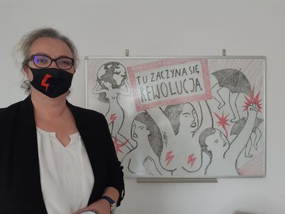 Marta Lempart, rostro más visible del movimiento feminista contra el Gobierno de Polonia, en la sede de la organización Strajk Kobiet en Varsovia este viernes. /MARÍA HERVÁS