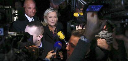 La presidenta del Frente Nacional, Marine le Pen, en Henin-Beaumont, al norte de Francia, tras la segunda vuelta de las elecciones regionales galas.