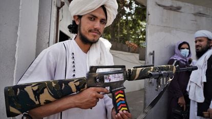 Bilal Shafiola, talibán de 19 años procedente de la provincia de Wardak, muestra el rifle casero que ha fabricado y que ha intentado sin éxito que sus jefes lo lleven al mercado. 