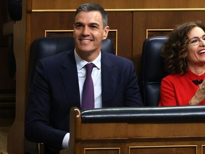 El presidente del Gobierno, Pedro Sánchez, y la vicepresidenta primera y ministra de Hacienda, María Jesús Montero, en el Congreso.