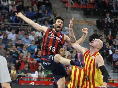 San Emeterio, a la izuqierda, frente a Maciej Lampe en el partido disputado en Vitoria.