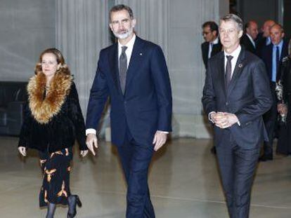 El presidente de la Generalitat y la alcaldesa de Barcelona plantan a Felipe VI en el saludo protocolario al llegar a la cena del Mobile World Congress