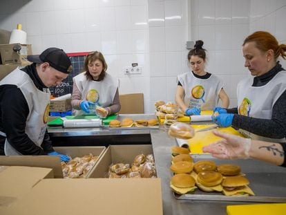 Trabajadores de la ONG World Central Kitchen en Lviv este martes preparando comida para refugiados.