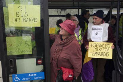 Un grupo de jubilados ocupa un bus en protesta contra el alza de precios y los recortes sociales