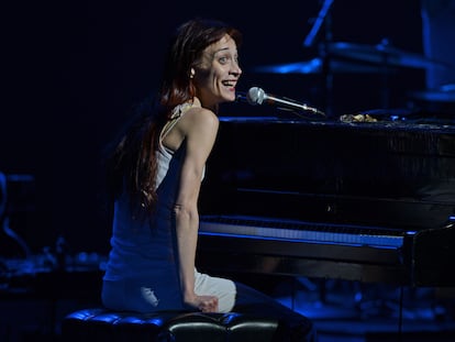 Fiona Apple durante una actuación en Miami.