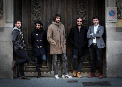 El grupo musical IZAL posando en las calles de Madrid.