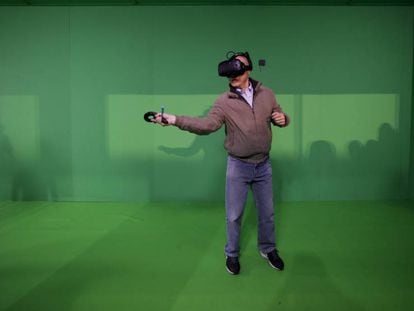 Una persona utiliza el último casco de realidad virtual de HTC.