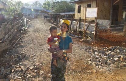 Una mujer Kayan sostiene a su bebé en la aldea de Pan Pet, en el estado de Kayah, Myanmar. 
