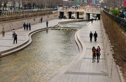 El arroyo Cheonggyecheon serpentea donde antes hubo una carretera contaminante. Es un símbolo del nuevo Seúl.