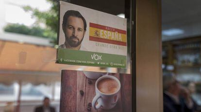 Una pegatina de Santiago Abascal, presidente de Vox, pegada en la puerta de un local comercial de El Ejido.